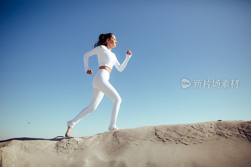 一名年轻白人女子慢跑的侧影