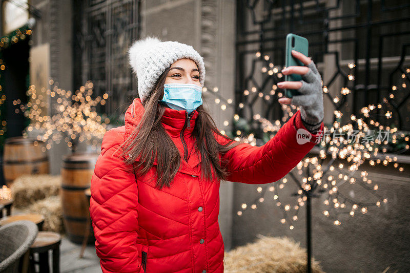 年轻的白人女人在用智能手机