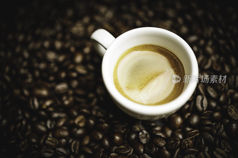 以新鲜烘培咖啡豆为背景的咖啡