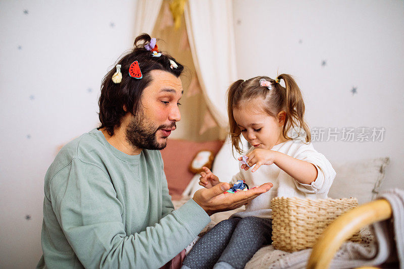 爸爸和女儿在家里玩得很开心