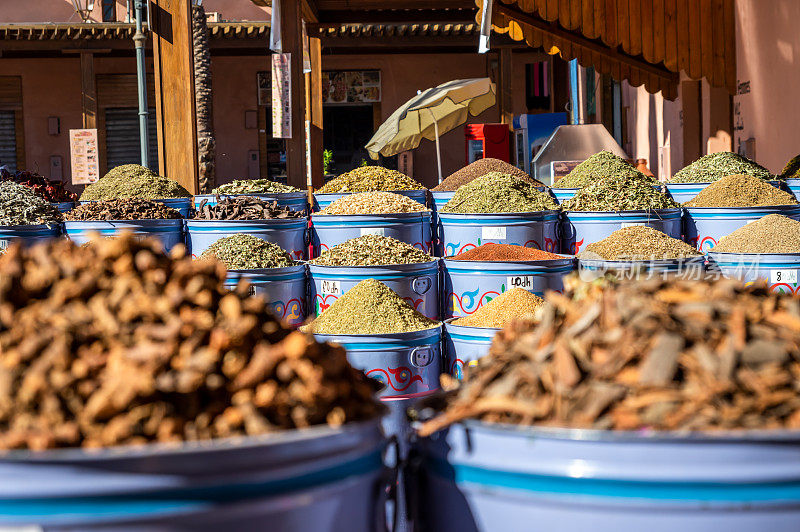摩洛哥街头市场上的干果和香料。马拉喀什