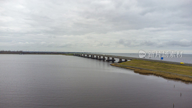 鸟瞰Ketelbrug和高速公路A6在Ketelmeer和IJsselmeer在荷兰。