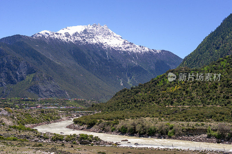 中国西藏林芝，上午318国道，冉乌湖(拉瓜措)至波密(波密)县的公路景观