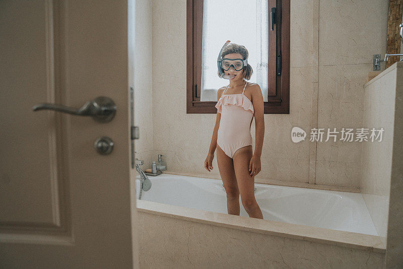 女孩在浴缸里玩潜水镜游泳