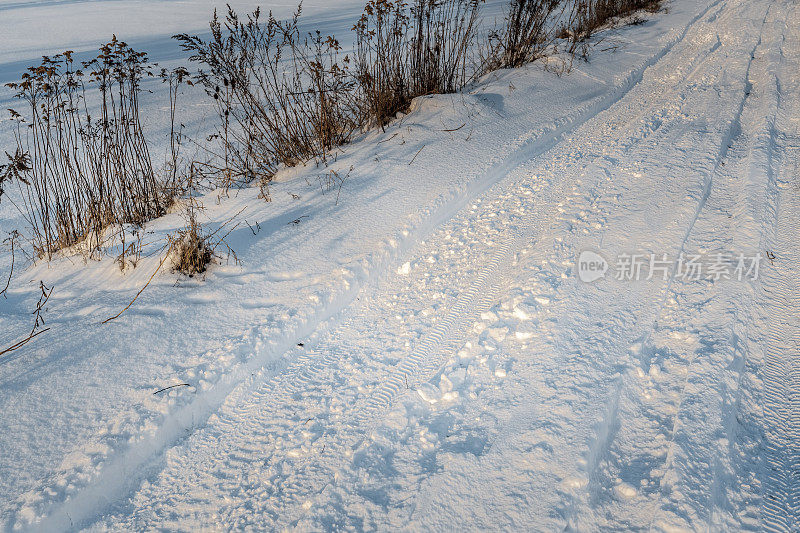 雪地上的卡车轮胎印