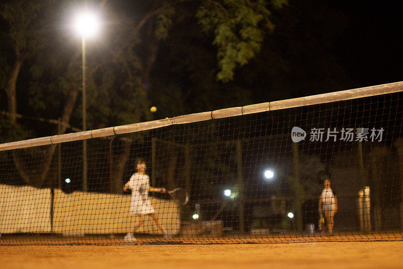 晚上打网球