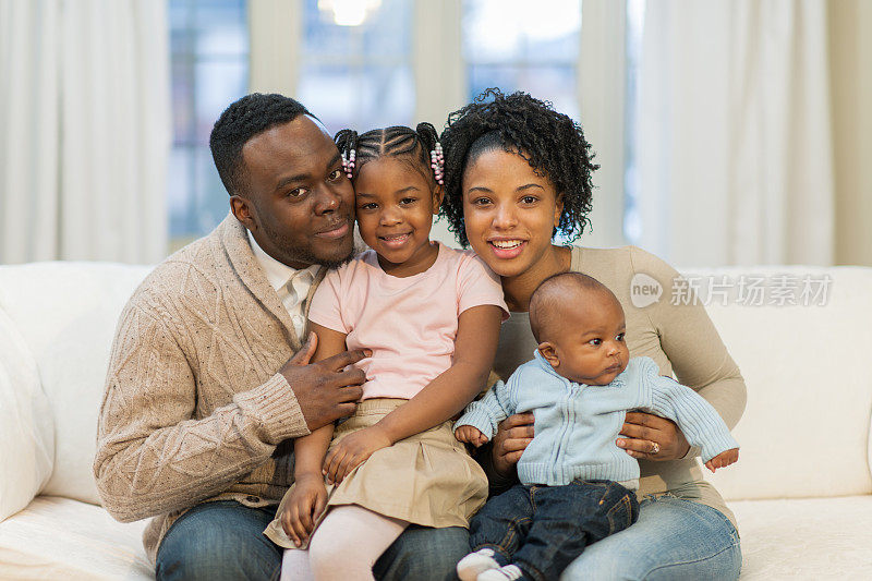 快乐的非洲家庭股票照片
