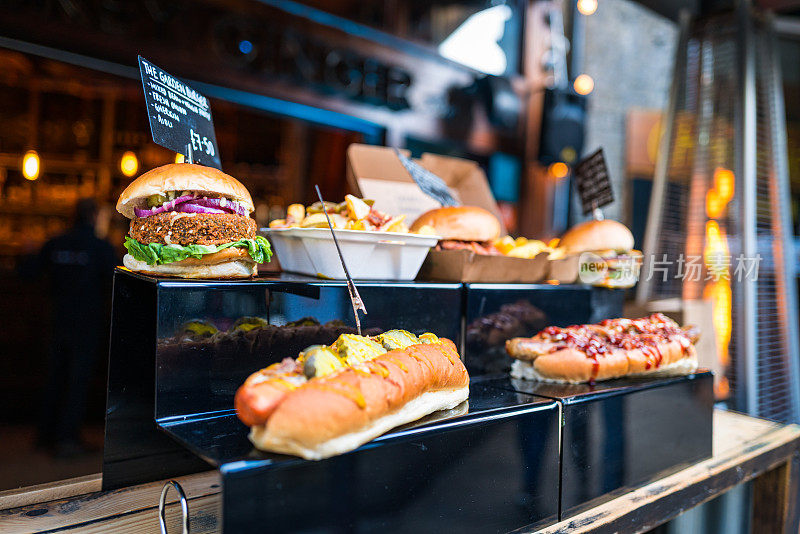 在街头食品市场展出的汉堡和热狗