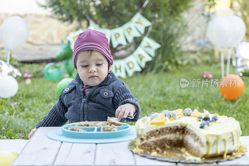 第一个生日。可爱的小男孩在花园里庆祝生日。