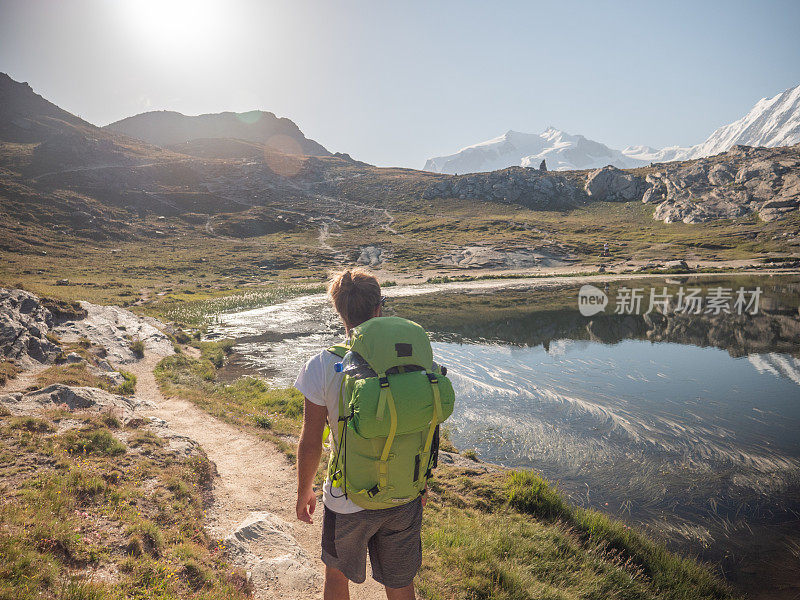 一名男子在瑞士阿尔卑斯山徒步旅行