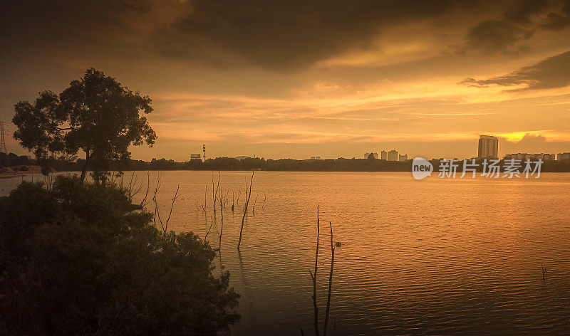 日落时的湖景