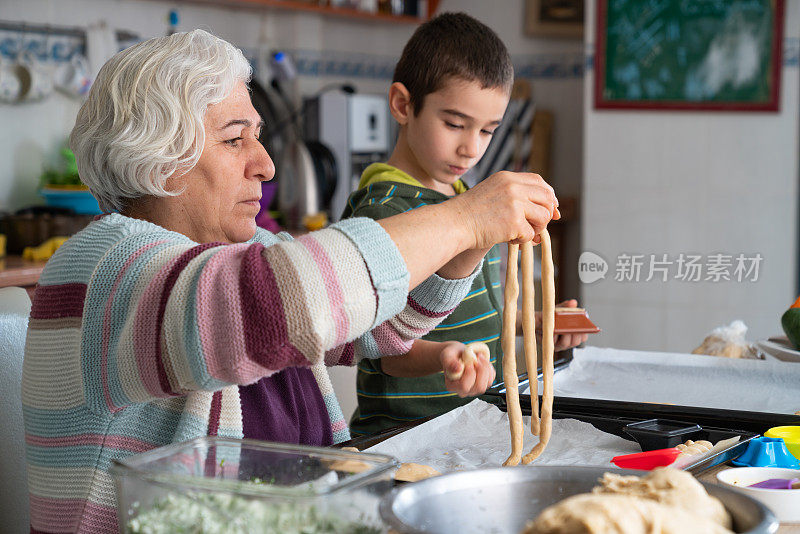 老奶奶和孙子在厨房做饭