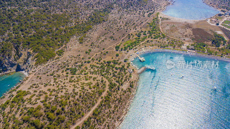 Tisan海岸线和岛屿部分与蓝色地中海无人机从Mersin，土耳其