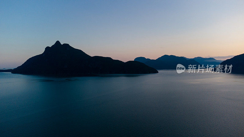 海岸山脉和广阔的海洋