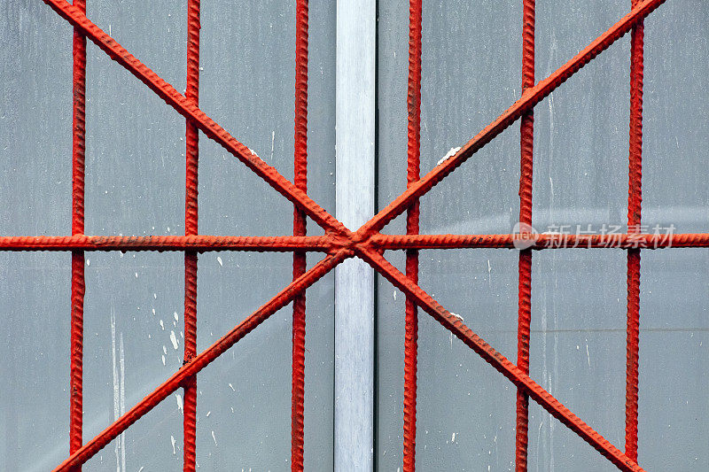 红色的栏杆，窗户，紧闭的百叶窗，加利西亚，西班牙。