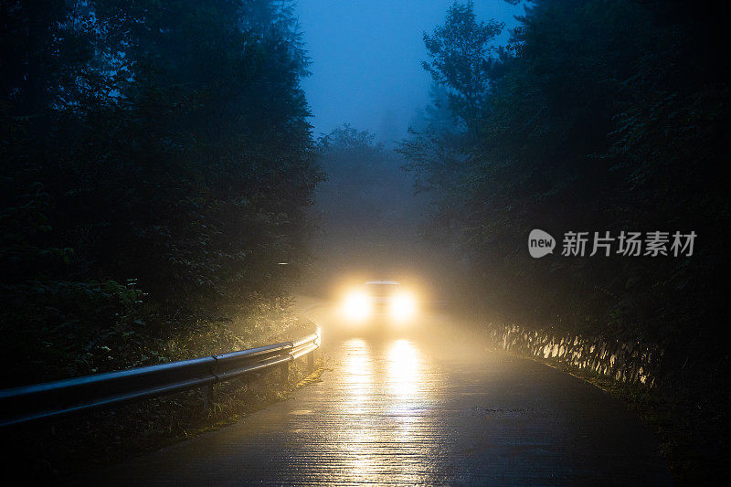 雾蒙蒙的夜晚汽车行驶