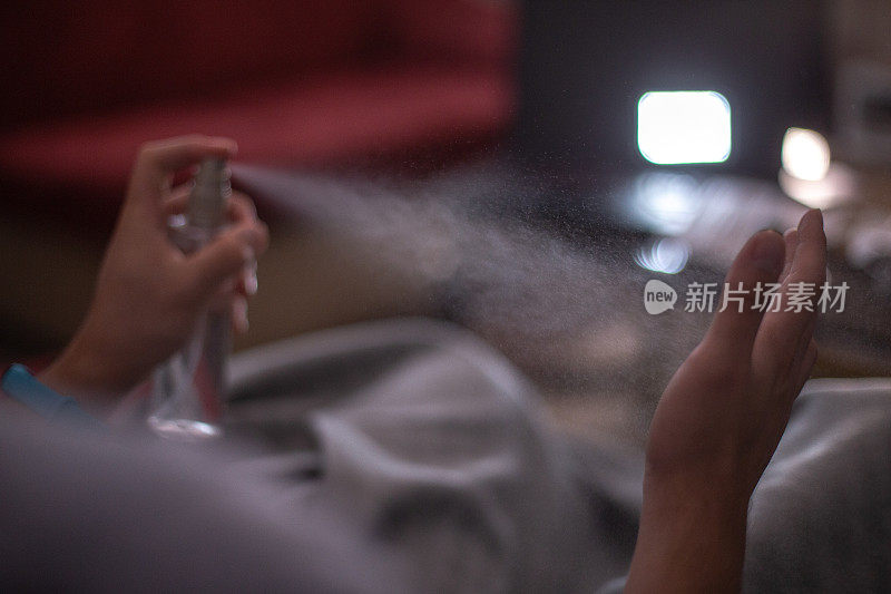 手持酒精喷雾瓶用于清洁冠状病毒