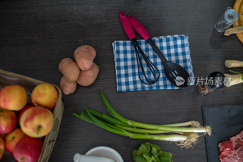 健康食品的背景。木制背景上的健康食品，生肉，新鲜蔬菜的概念。