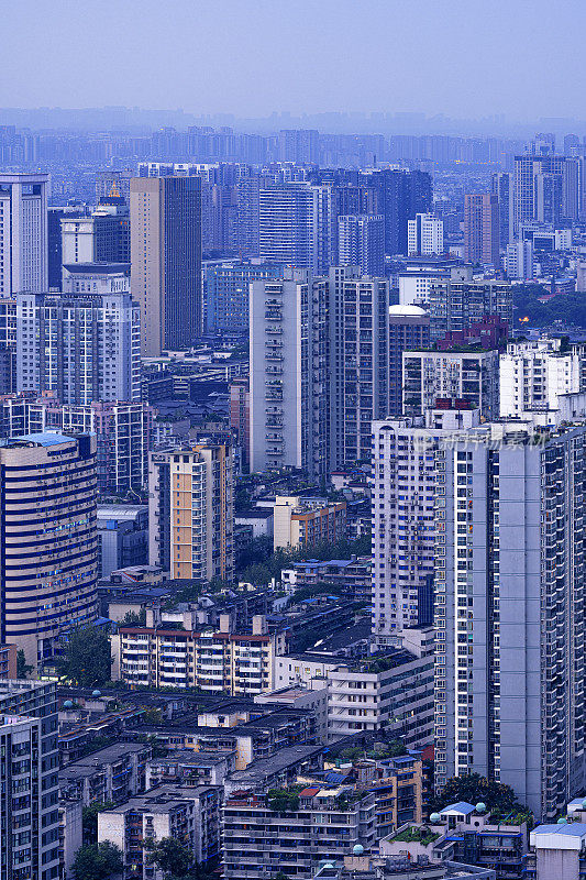 在成都的夜晚，城市里的现代高层建筑与稠密的蓝色摄影