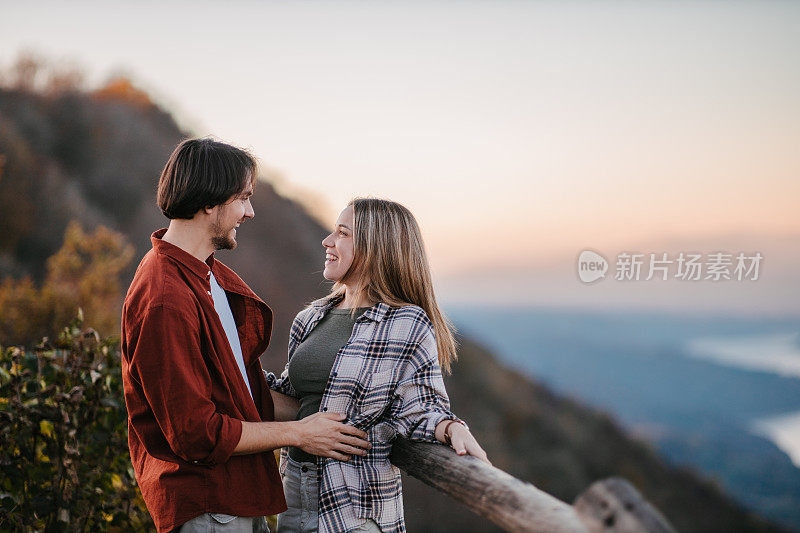 年轻的夫妇互相看着对方