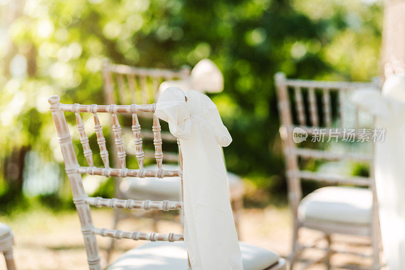 婚礼的椅子上装饰。