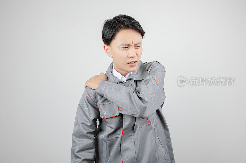 一位亚洲男工程师身体不舒服。