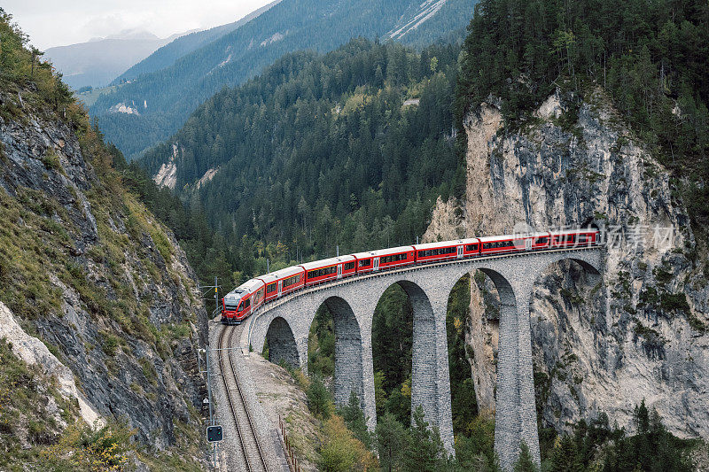 瑞士Landwasserviadukt上红色火车的高角度视图