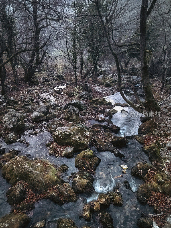 溪水在山间流淌