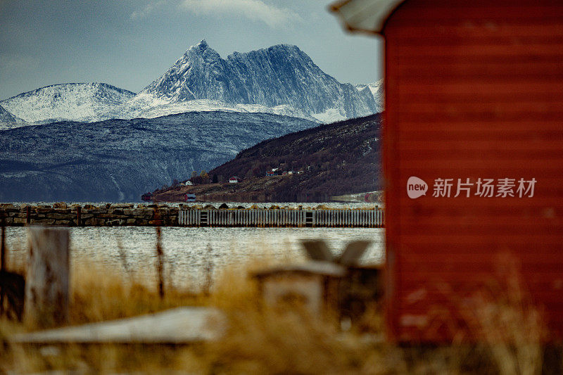 挪威的户外风景:北极圈上的峡湾景观