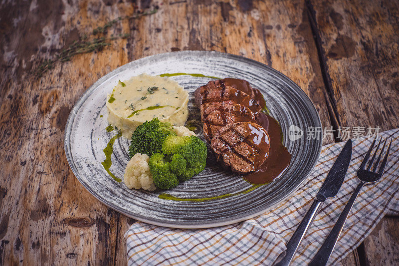 烤牛排，土豆泥和蔬菜