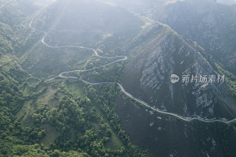 山道蜿蜒穿过山谷