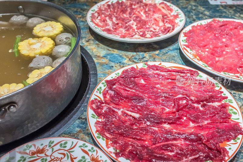准备好的潮汕牛肉火锅及配料，嫩牛肉，准备好的蘸酱，涮锅涮锅