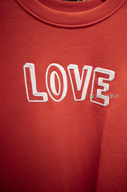 红色运动衫上绣着“爱”字