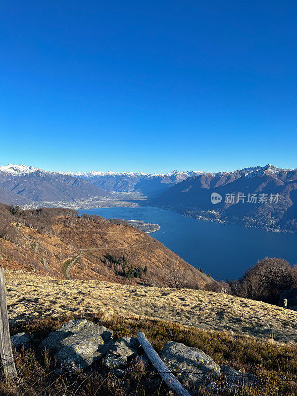 冬天从山顶俯瞰湖景