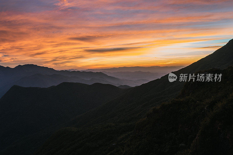 山间的夕阳