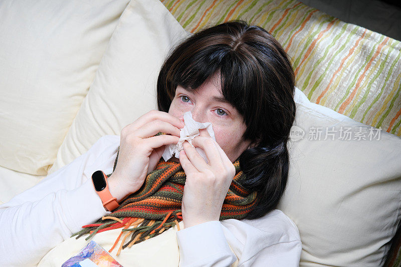 有感冒或流感症状的女性正躺在床上