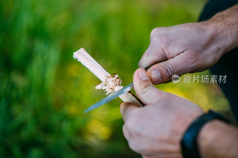 一名男子正在为营火准备木材