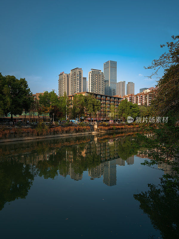 在一个阳光明媚的下午，城市天际线靠近成都廊桥