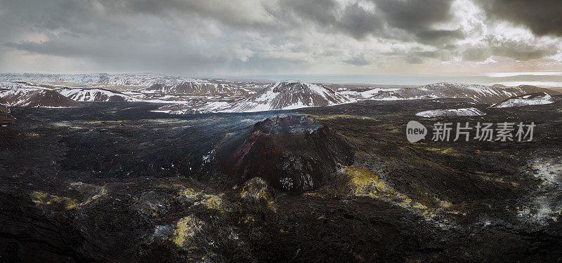 冰岛Fagradalsfjall火山在冬季雪山全景