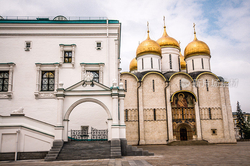 俄罗斯莫斯科，圣母升天大教堂的白色大门和入口