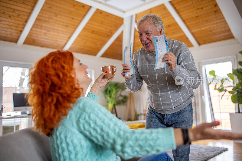 老男人用度假的机票给他妻子一个惊喜