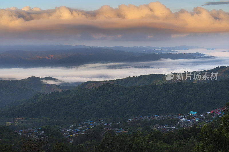 泰国清莱省土井昌的早晨，美丽的山景