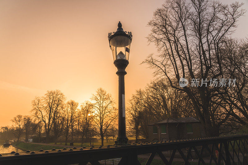 古老的复古灯笼灯柱上的夕阳天空的背景