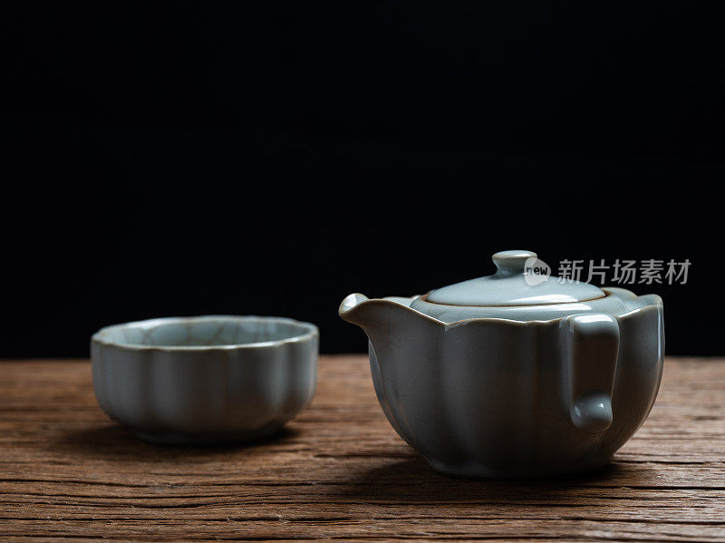 黑底中国汝瓷茶杯茶壶