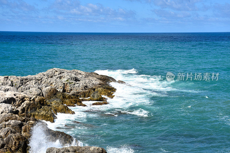 海岸线，岩石，大海和天空背景