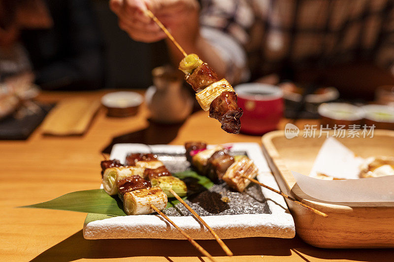 餐厅里的日本烤肉或烧牛肉串