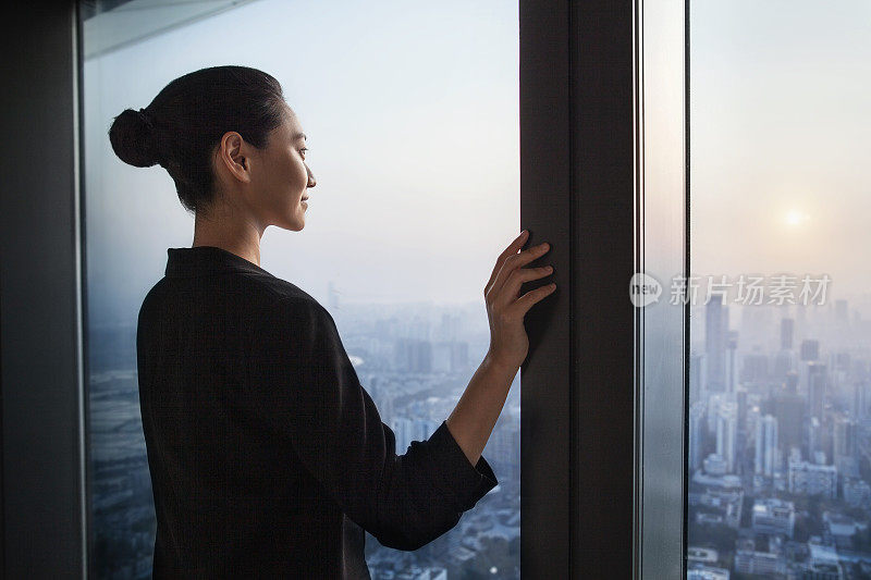 中国女人骄傲地看着市中心房地产行业的进步，中国