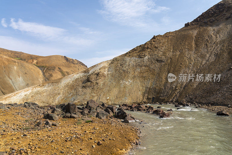 阳光明媚的赫维拉达里尔地热区温泉