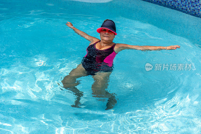 迷人的年老西班牙妇女在游泳池