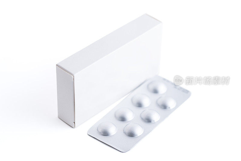 一堆药片的吸塑包装和白色背景上的空白纸板箱